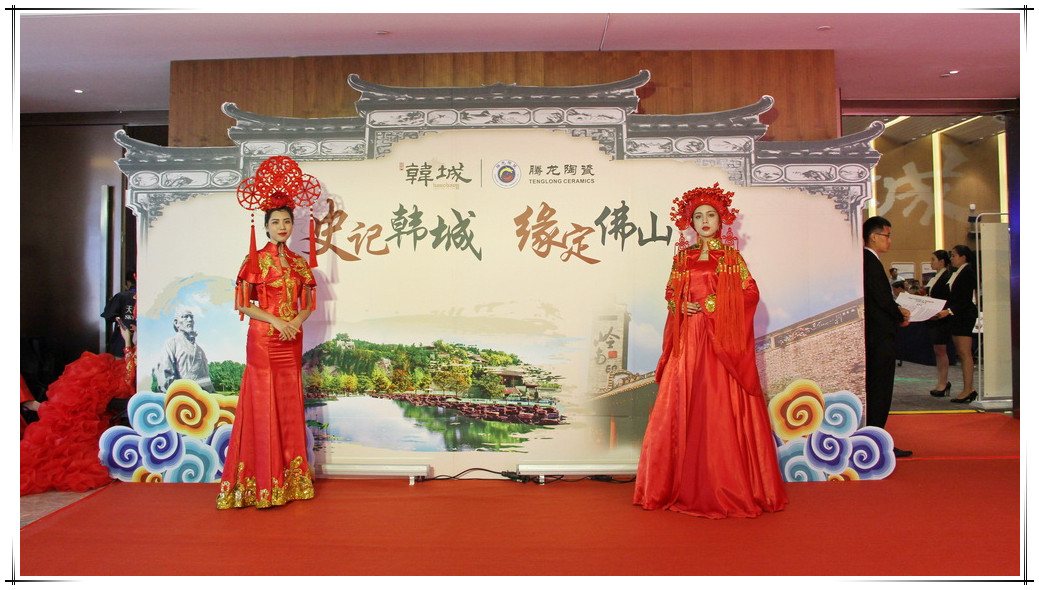 �n��ǧ�|�Gɫ�մɮa(ch��n)�I(y��)��Ⱥ�����ƽ���ڷ�ɽ�e��