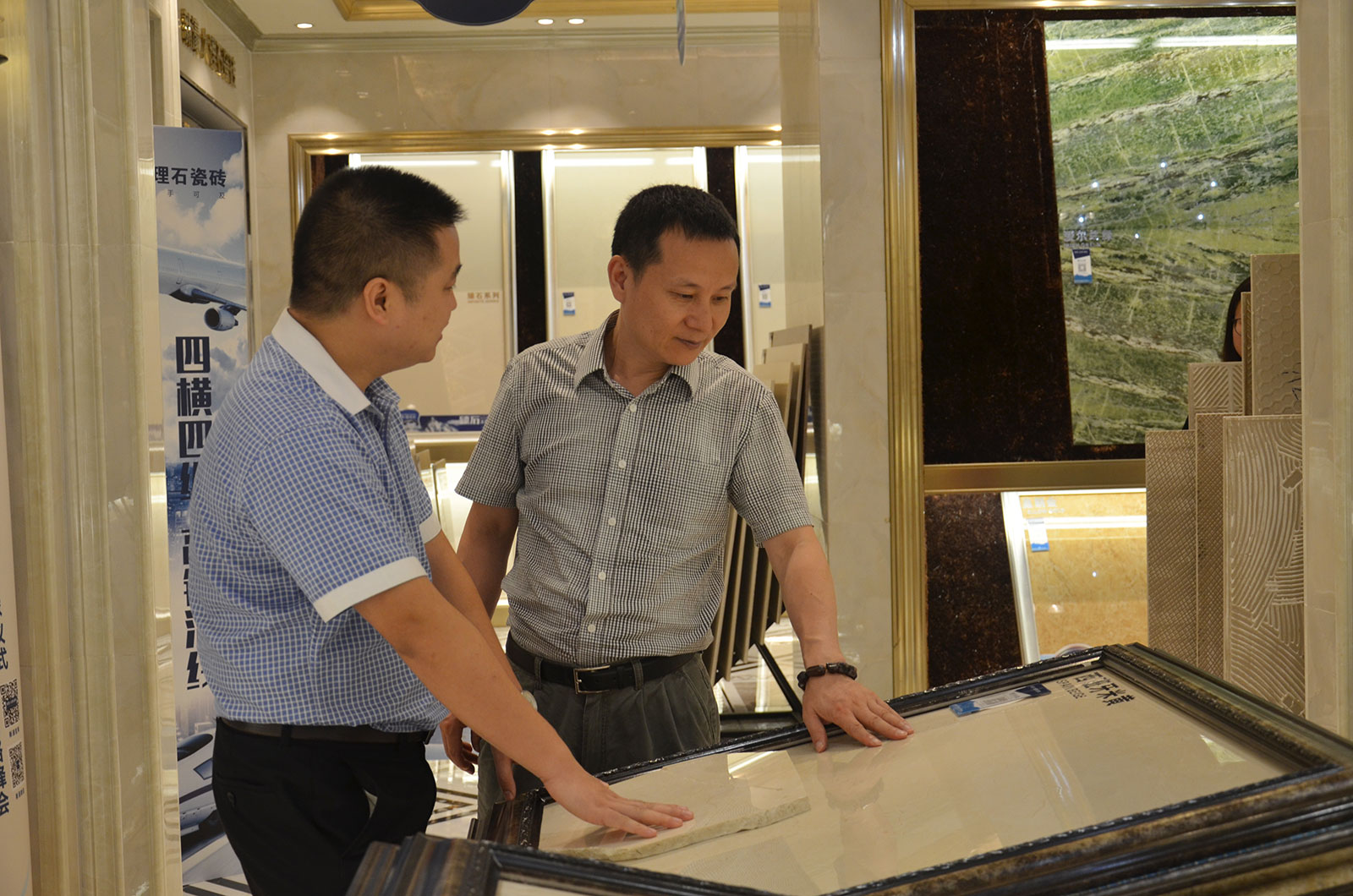 2羅秘書長對新濠大理石瓷磚產(chǎn)品輔以高度評價(jià).jpg
