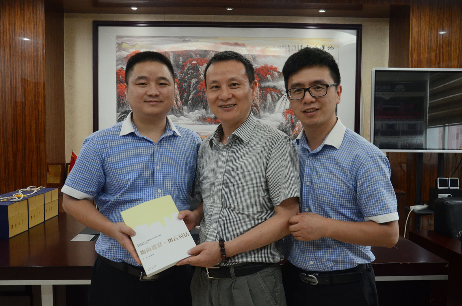 4佛山市陶瓷行業(yè)協(xié)會(huì)秘書長羅青(中間)與新濠品牌營銷總經(jīng)理朱國亮(左一)、昊晟企業(yè)產(chǎn)品事業(yè)部策劃經(jīng)理孫慶(右一)合影留念