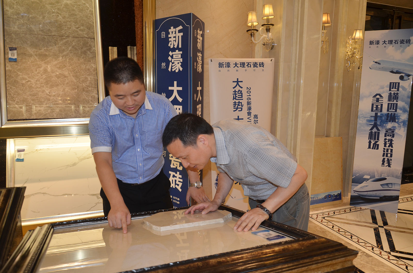 3羅秘書長認(rèn)真觀看、仔細(xì)觸摸新濠大理石瓷磚.jpg