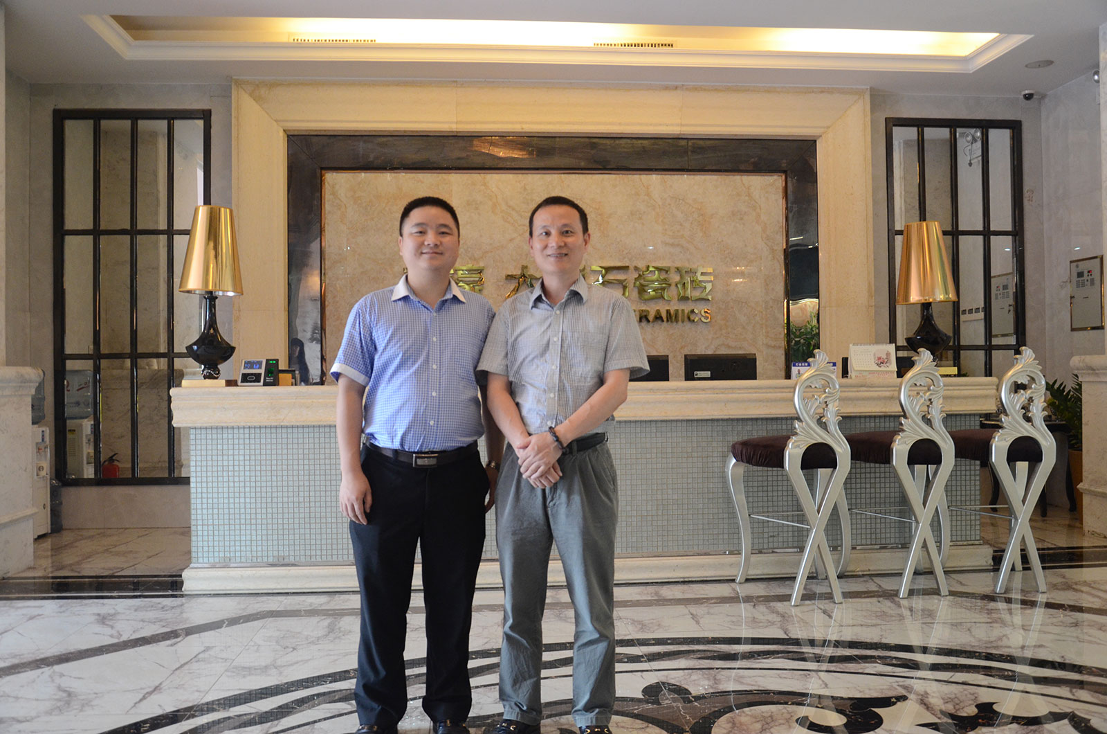 1新濠品牌營銷總經(jīng)理朱國亮(左一)和佛山市陶瓷行業(yè)協(xié)會(huì)秘書長羅青(右一).jpg